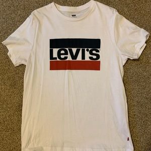 Levi’s t-shirt